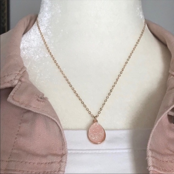 🔥Tear Drop Pendant w/Chain🔥 - Picture 3 of 3